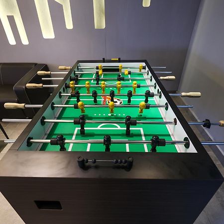 Ceylonz Suites By Mykey Kuala Lumpur Exterior foto A table football table