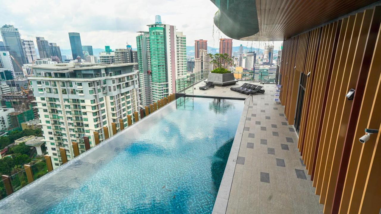 Ceylonz Suites By Mykey Kuala Lumpur Exterior foto Infinity pool at the 39th floor of the building