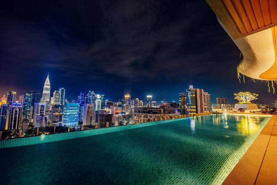 Ceylonz Suites By Mykey Kuala Lumpur Exterior foto Infinity pool at the 39th floor of the hotel
