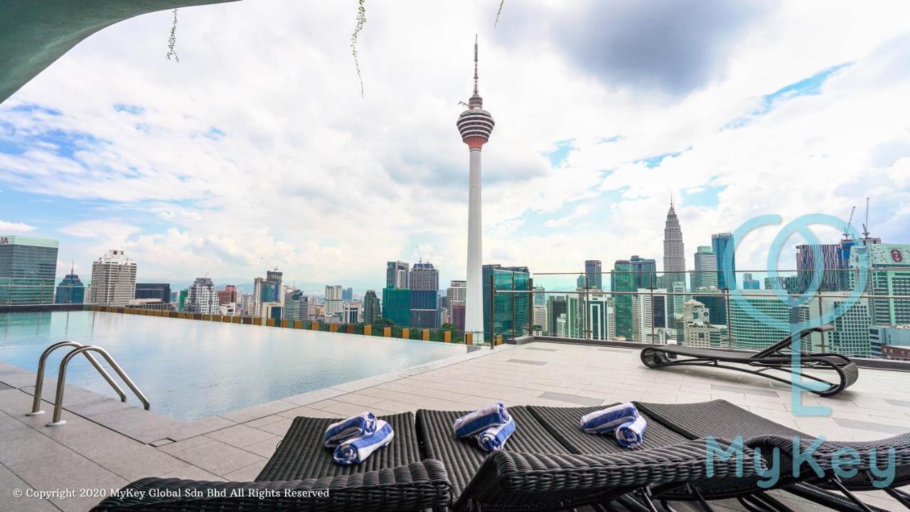 Ceylonz Suites By Mykey Kuala Lumpur Exterior foto View of the Kuala Lumpur skyline from the pool deck