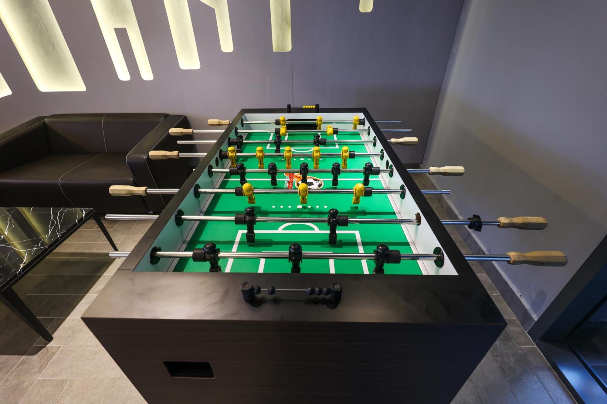 Ceylonz Suites By Mykey Kuala Lumpur Exterior foto A table football table