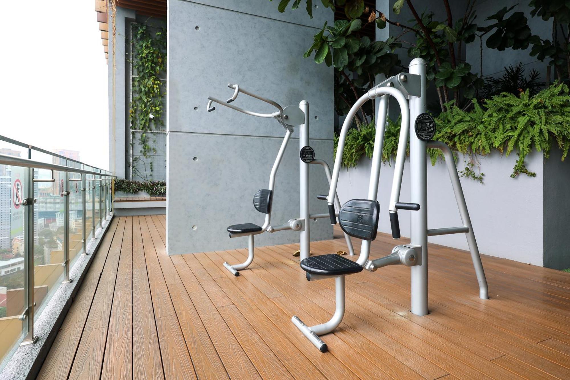 Ceylonz Suites By Mykey Kuala Lumpur Exterior foto Outdoor gym equipment