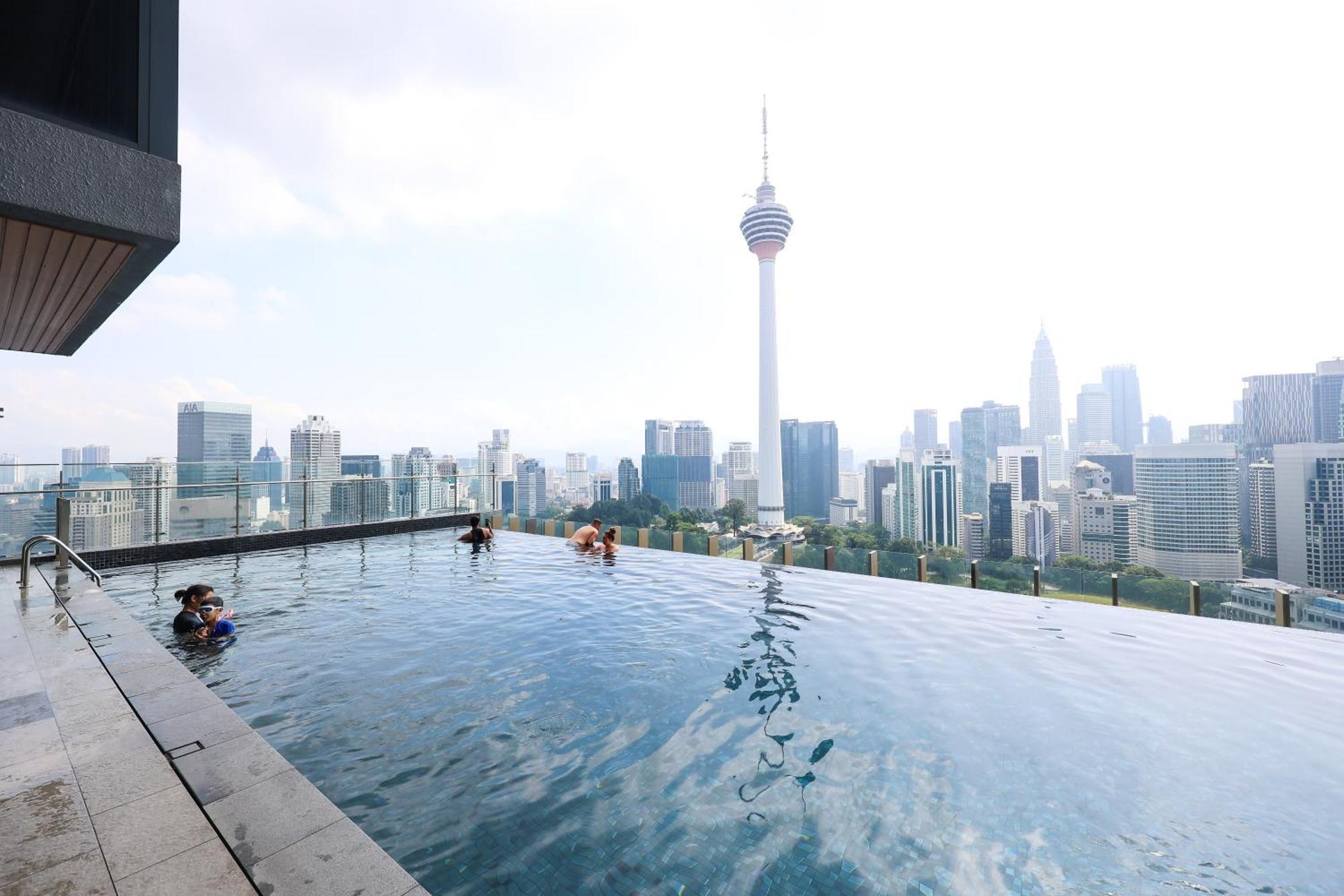 Ceylonz Suites By Mykey Kuala Lumpur Exterior foto Infinity pool at the top of the tower