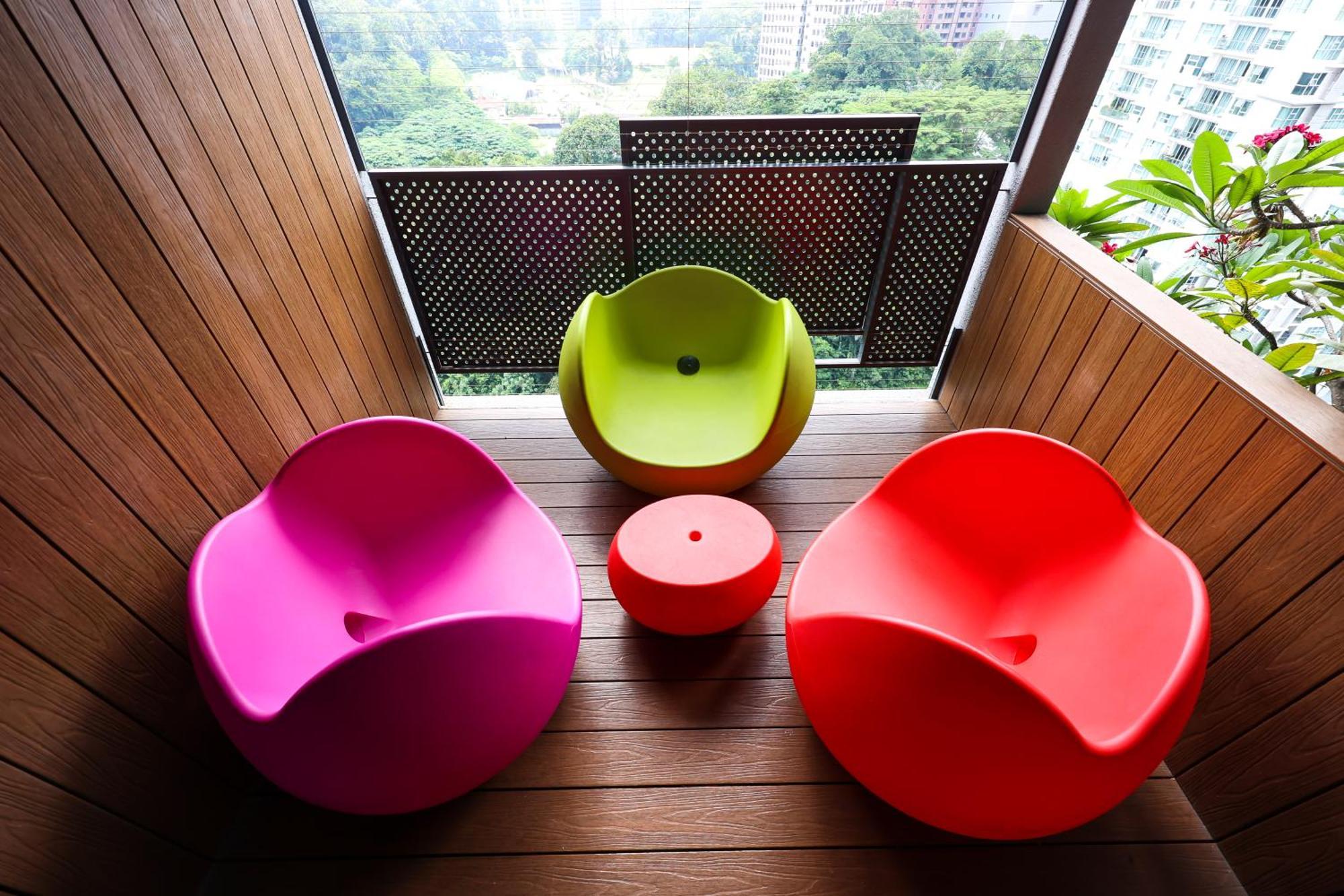 Ceylonz Suites By Mykey Kuala Lumpur Exterior foto Ball chairs