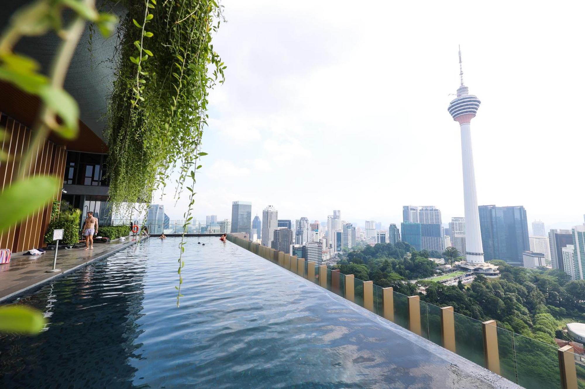 Ceylonz Suites By Mykey Kuala Lumpur Exterior foto The pool at the 33rd floor of the hotel