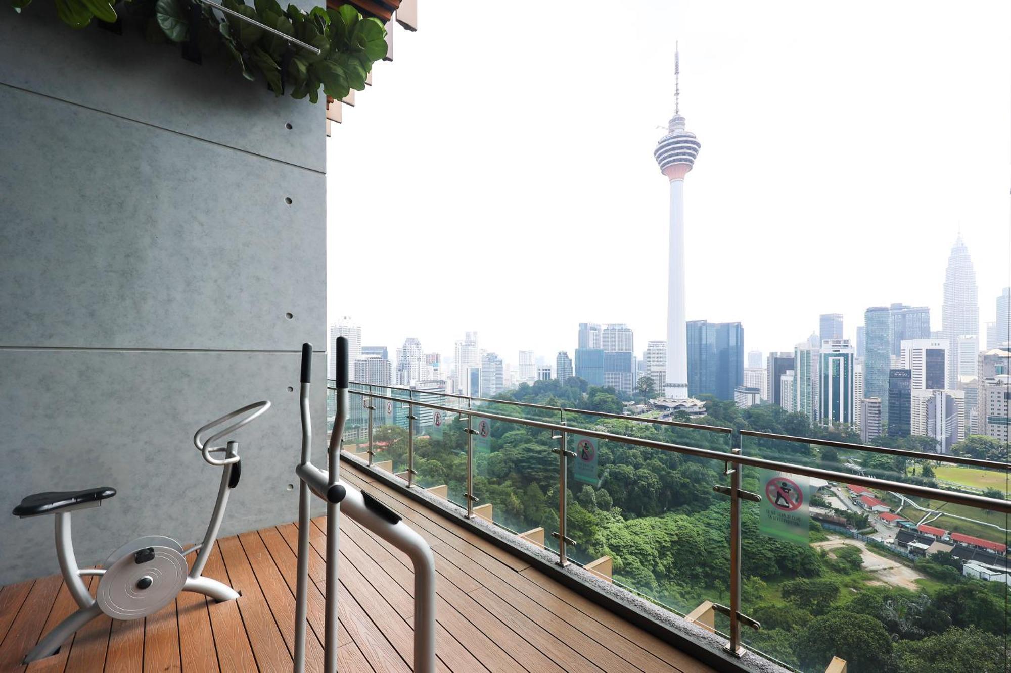 Ceylonz Suites By Mykey Kuala Lumpur Exterior foto A balcony in Kuala Lumpur, Malaysia