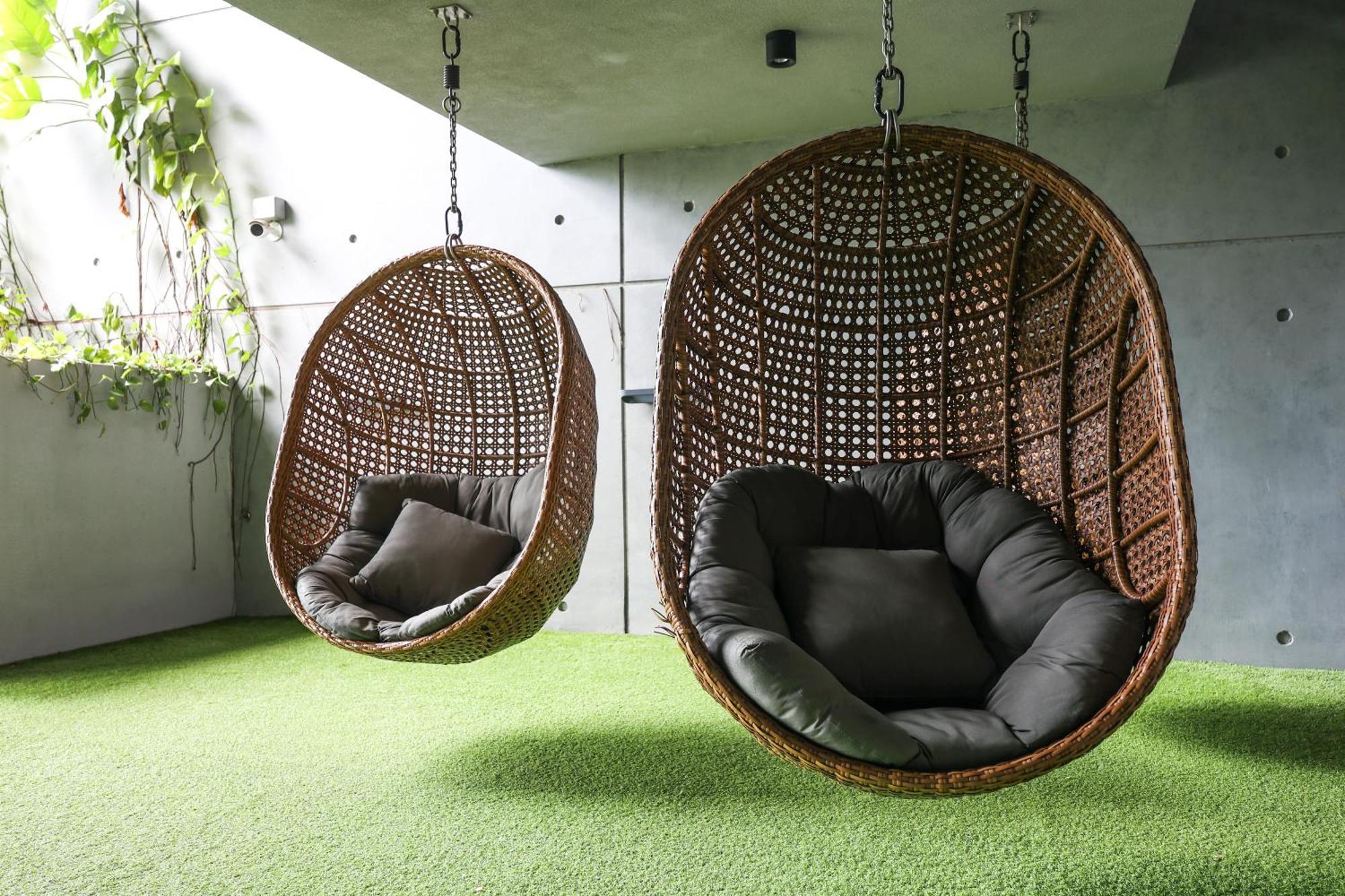 Ceylonz Suites By Mykey Kuala Lumpur Exterior foto Egg chairs