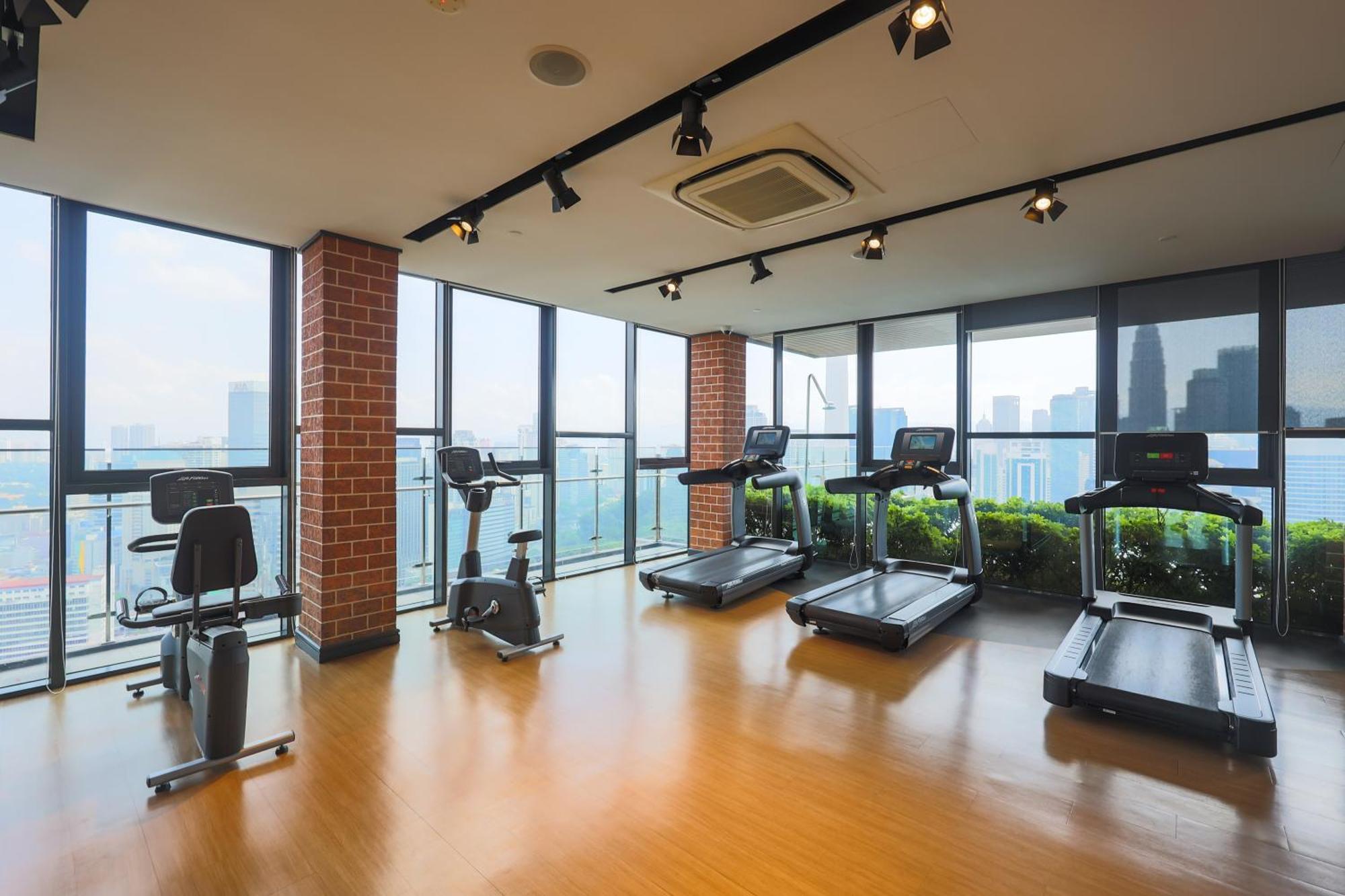 Ceylonz Suites By Mykey Kuala Lumpur Exterior foto The gym at the 39th floor